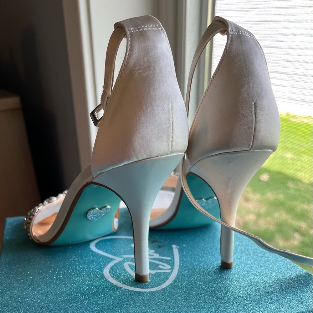 Betsey Johnson Ivory Bridal Heels - Picture 4 of 5